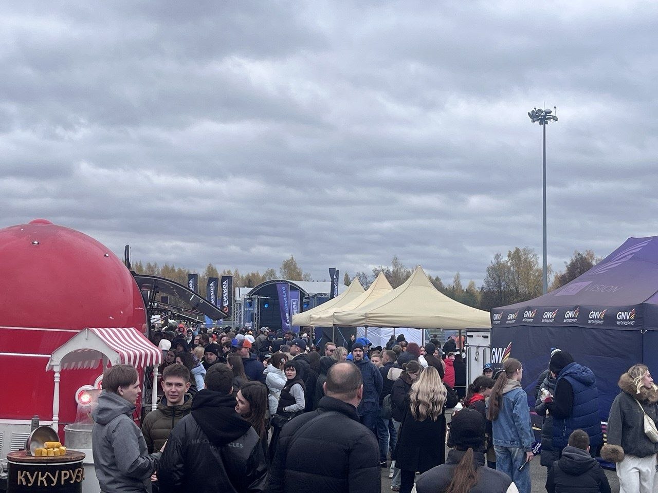 Фоторепортаж: зрители в паддоке Moscow Raceway