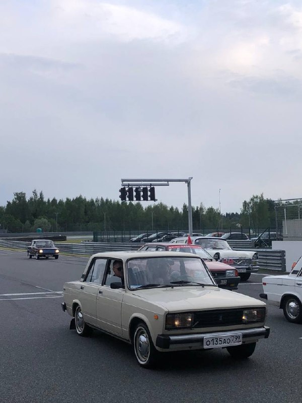Участник ретро-выставки Classic Touring Cup: ВАЗ 2105 1982 года