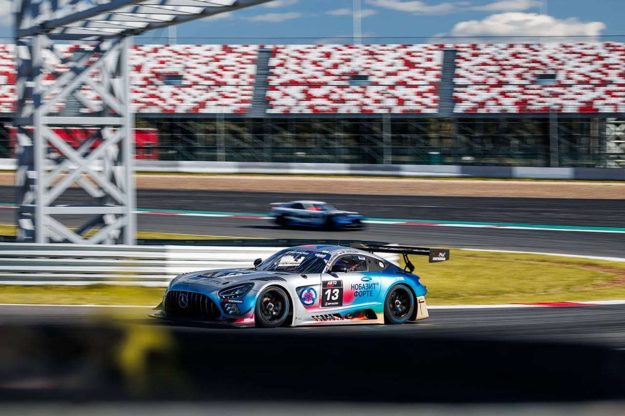 На Moscow Raceway начинается прогулка по питлейну и автограф-сессия