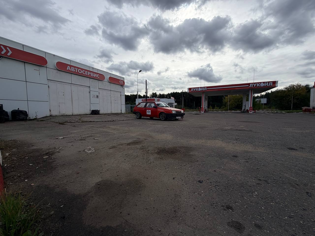 Приехали за бензином, но никого нету (