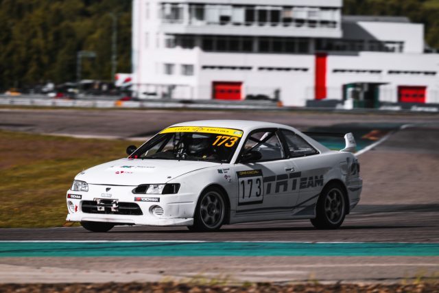 Toyota Corolla Levin AE 111 в кольцевых гонках.