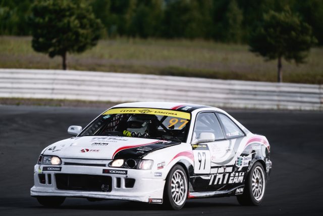 Toyota Corolla Levin AE 111 в кольцевых гонках.