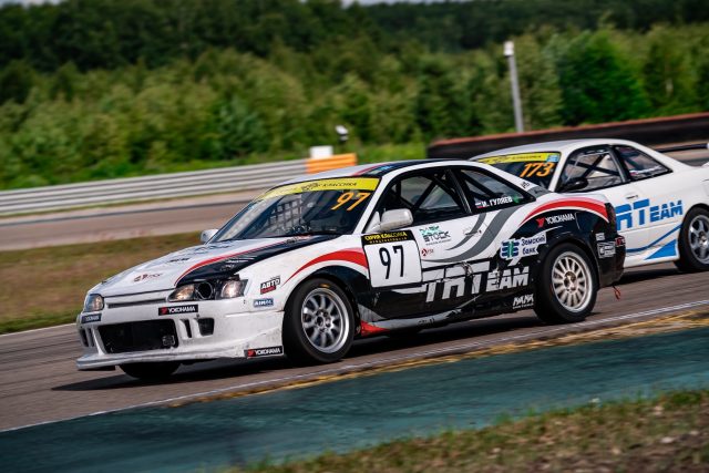 Toyota Corolla Levin AE 111 в кольцевых гонках.