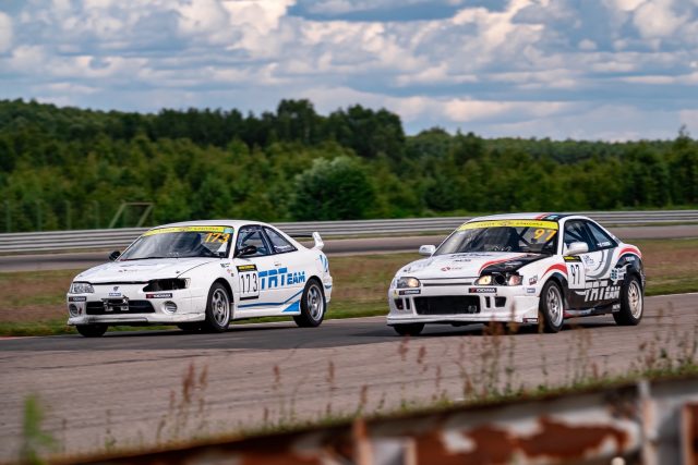 Toyota Corolla Levin AE 111 в кольцевых гонках.