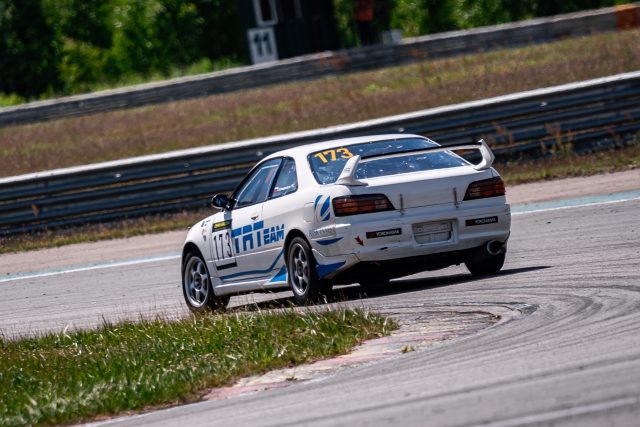 Toyota Corolla Levin AE 111 в кольцевых гонках.