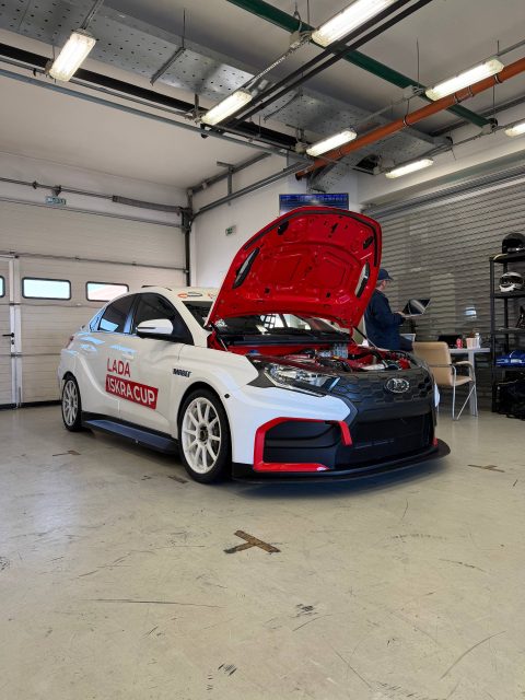 Команда TMS продолжает работу над настройкой гоночной Lada Iskra